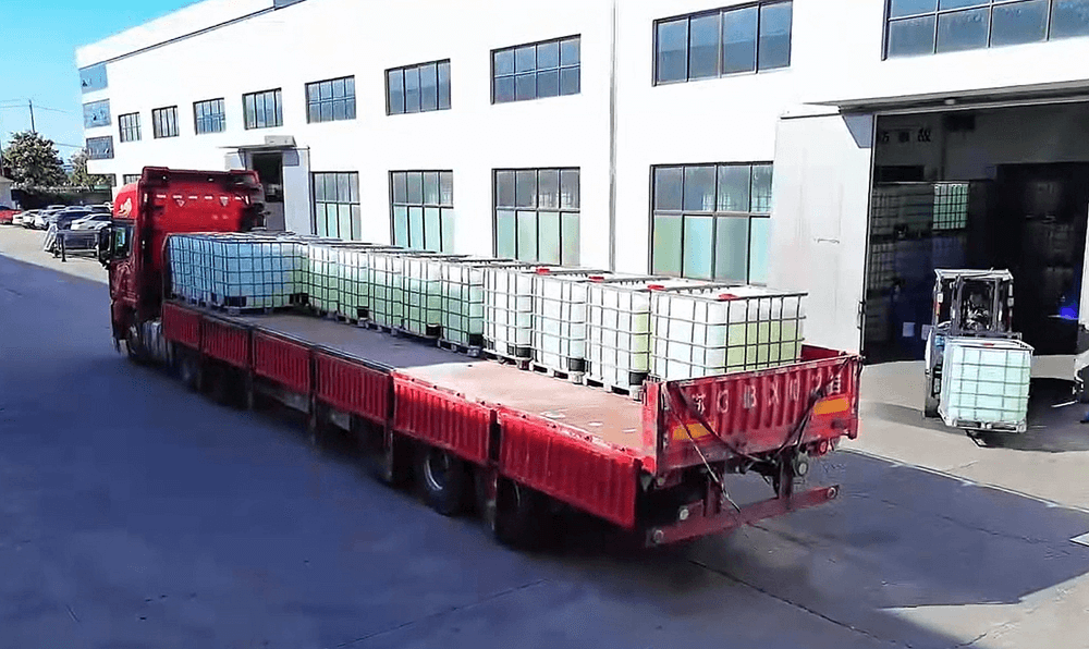 Клиентът на първо място: Персонализиран концентрат от пяна, зареден и готов за изпращане до обекта на клиента