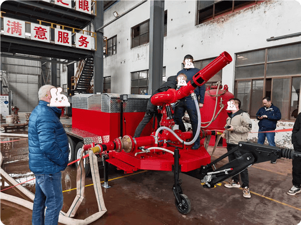 Образецът на персонализиран трейлър за монитор с пожарна пяна е завършен.